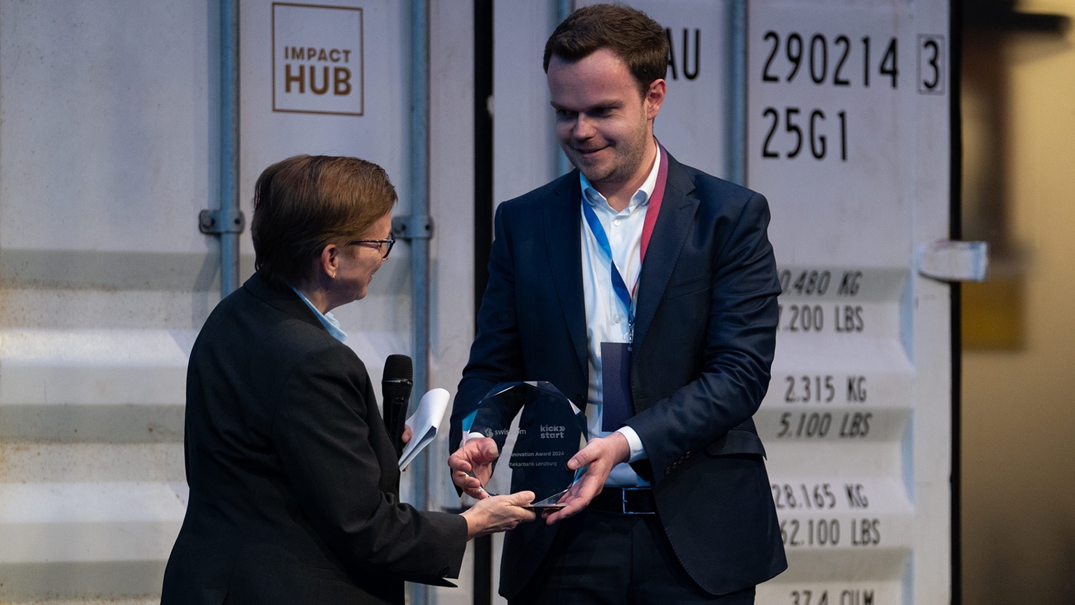 Manu Spillmann Tim Meyer Banking Innovation Award 2024 Uebergabe