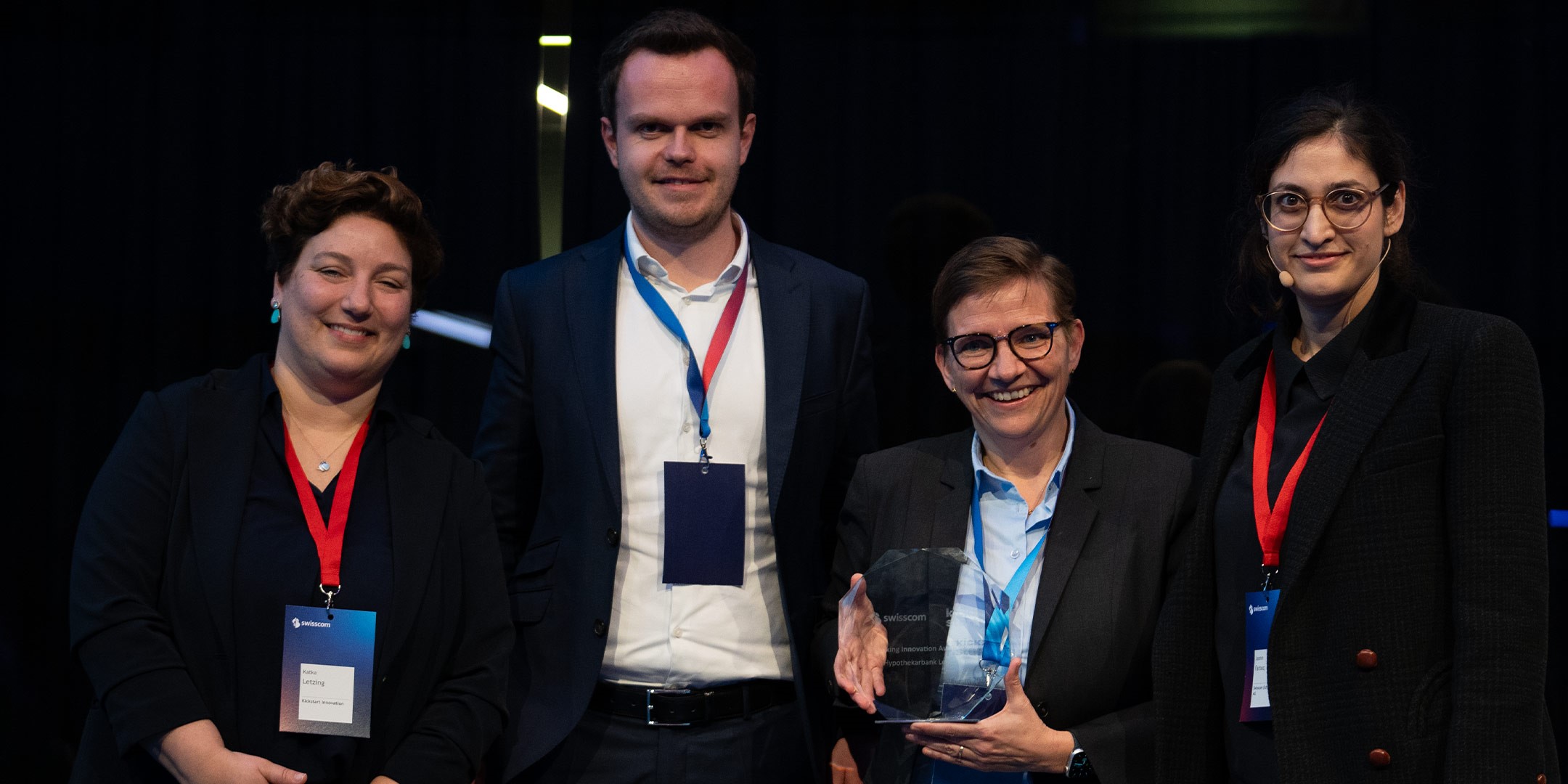Kickstart-CEO Katka Letzing, Laudator Tim Meyer von der Universität St.Gallen, Manu Spillmann von der «Hypi» Lenzburg und Jasmin Farouq von Swisscom Banking.