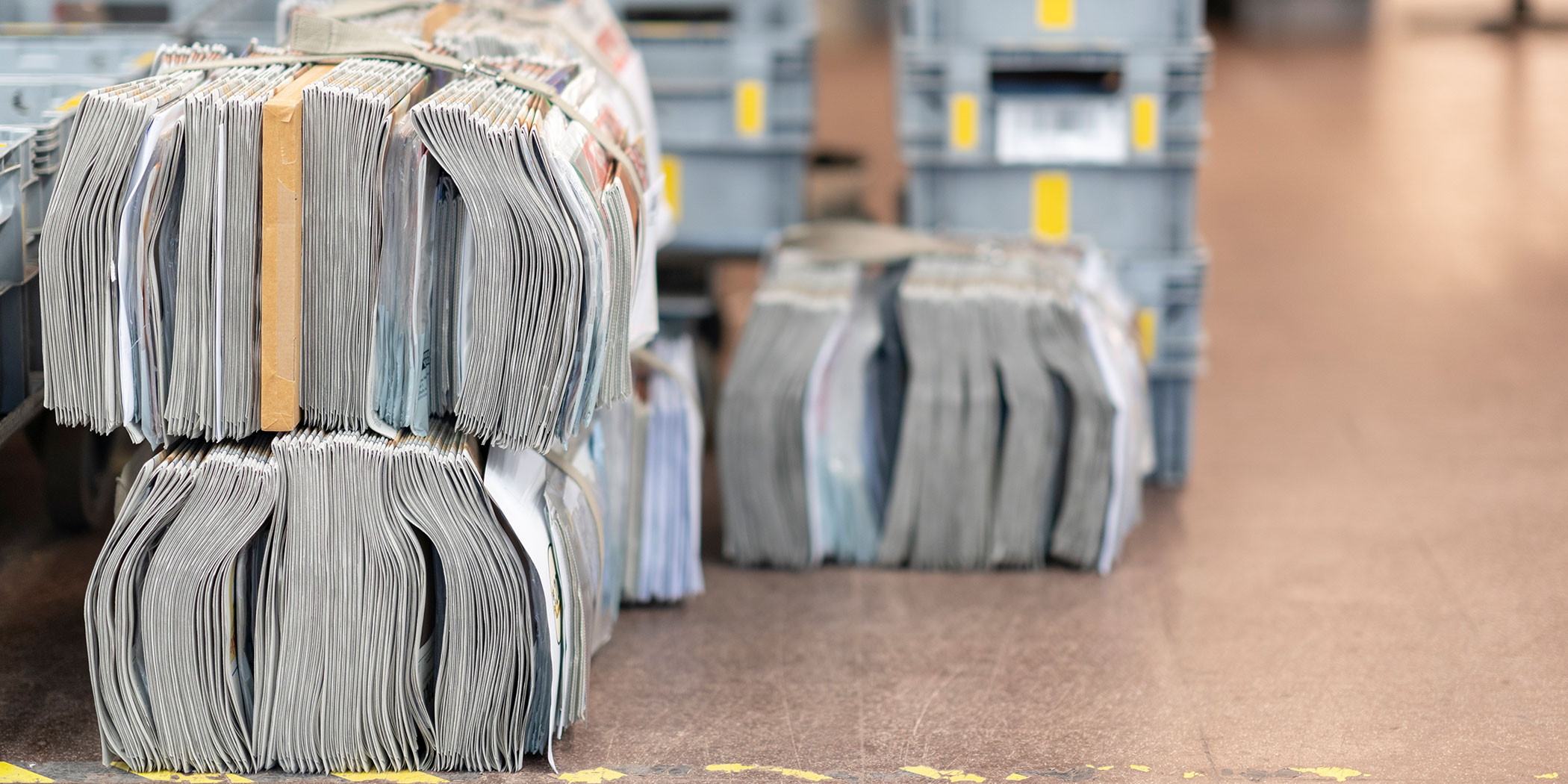 Postfiliale Aarau Detailaufnahme mit Zeitungsbündel