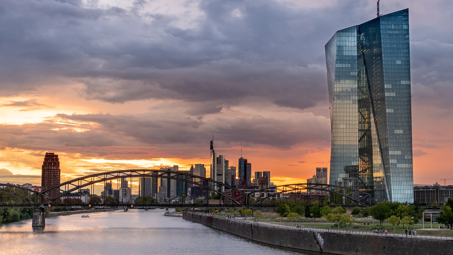 Hauptsitz der Europäischen Zentralbank mit der Skyline von Frankfurt im Hintergrund