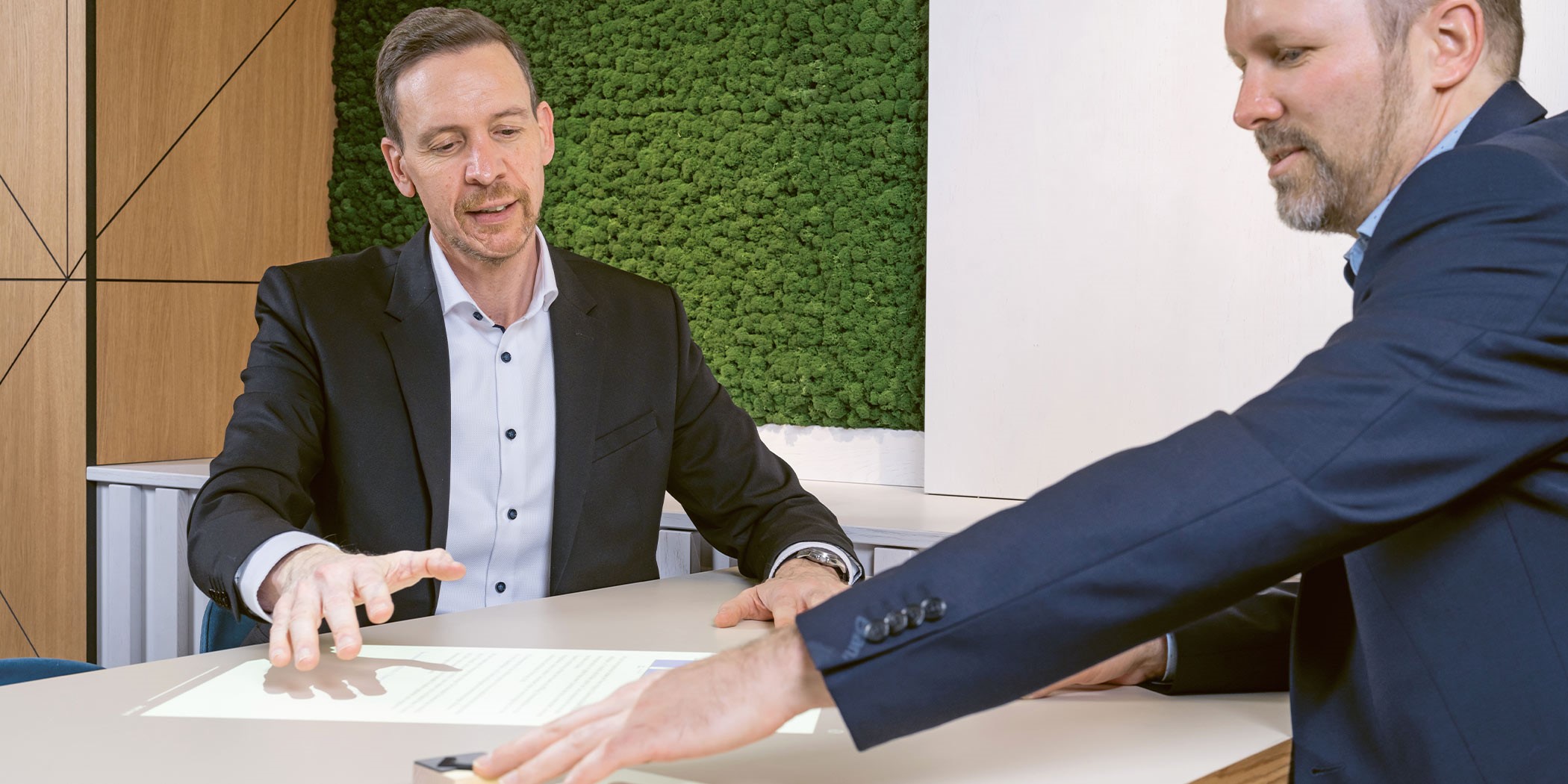 Roger Brechbuehler, Geschäftsleitungsmitglied Hypothekarbank Lenzburg, und Philipp Stalder, Leiter der «Hypi»-Geschäftsstelle in Wildegg, bedienen die Lusee-Installation in Wildegg