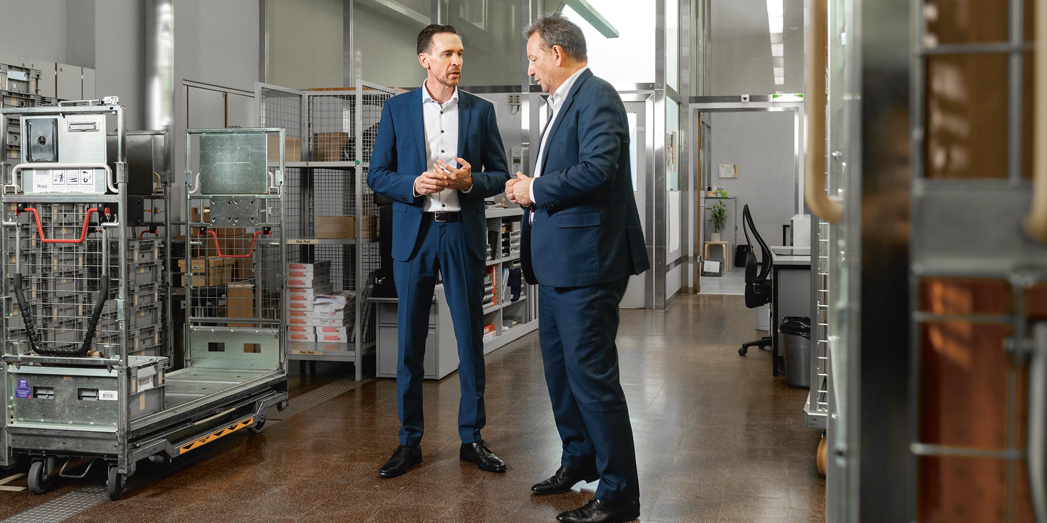 Roger Brechbühler und Thomas Baur im Bereich hinter den Kundenschaltern der Postfiliale Aarau