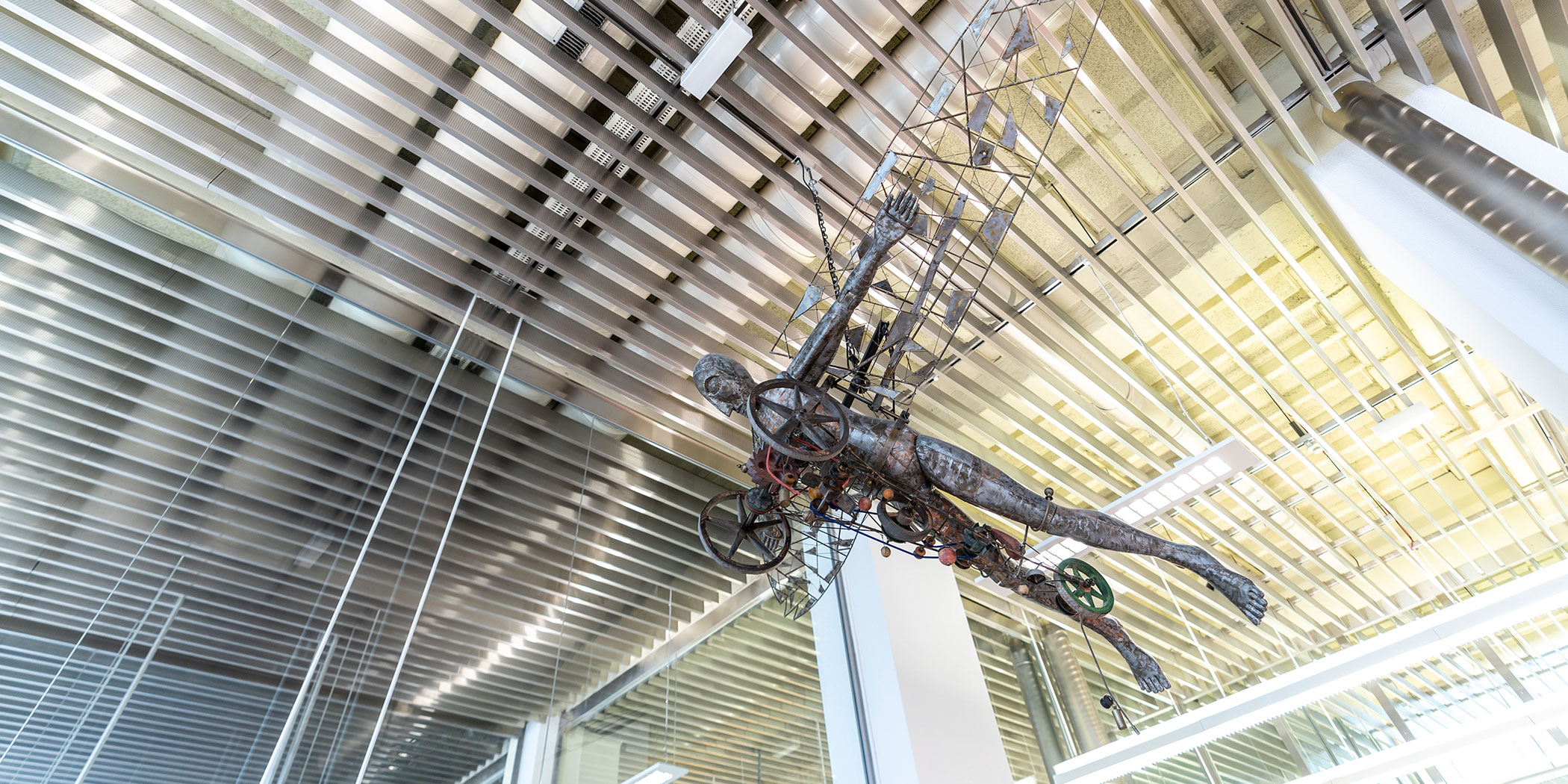 Postfiliale Aarau Kundenbereich mit Deckeninstallation eines fliegenden Engels