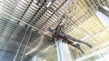 Postfiliale Aarau Kundenbereich mit Deckeninstallation eines fliegenden Engels Postfiliale Aarau Kundenbereich mit Deckeninstallation eines fliegenden Engels