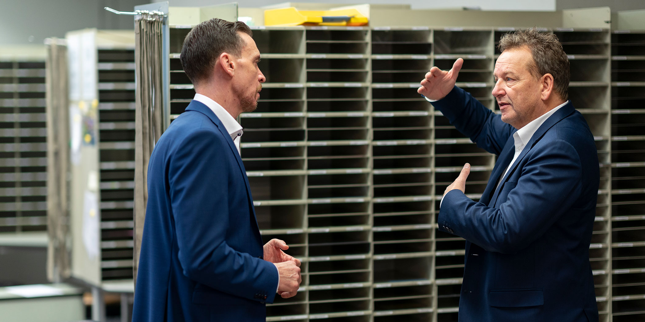 Roger Brechbühler und Thomas Baur im Sortierraum der Postfiliale Aarau
