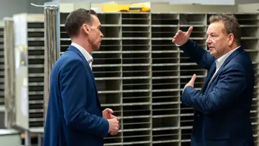 Roger Brechbühler und Thomas Baur im Sortierraum der Postfiliale Aarau Roger Brechbühler und Thomas Baur im Sortierraum der Postfiliale Aarau