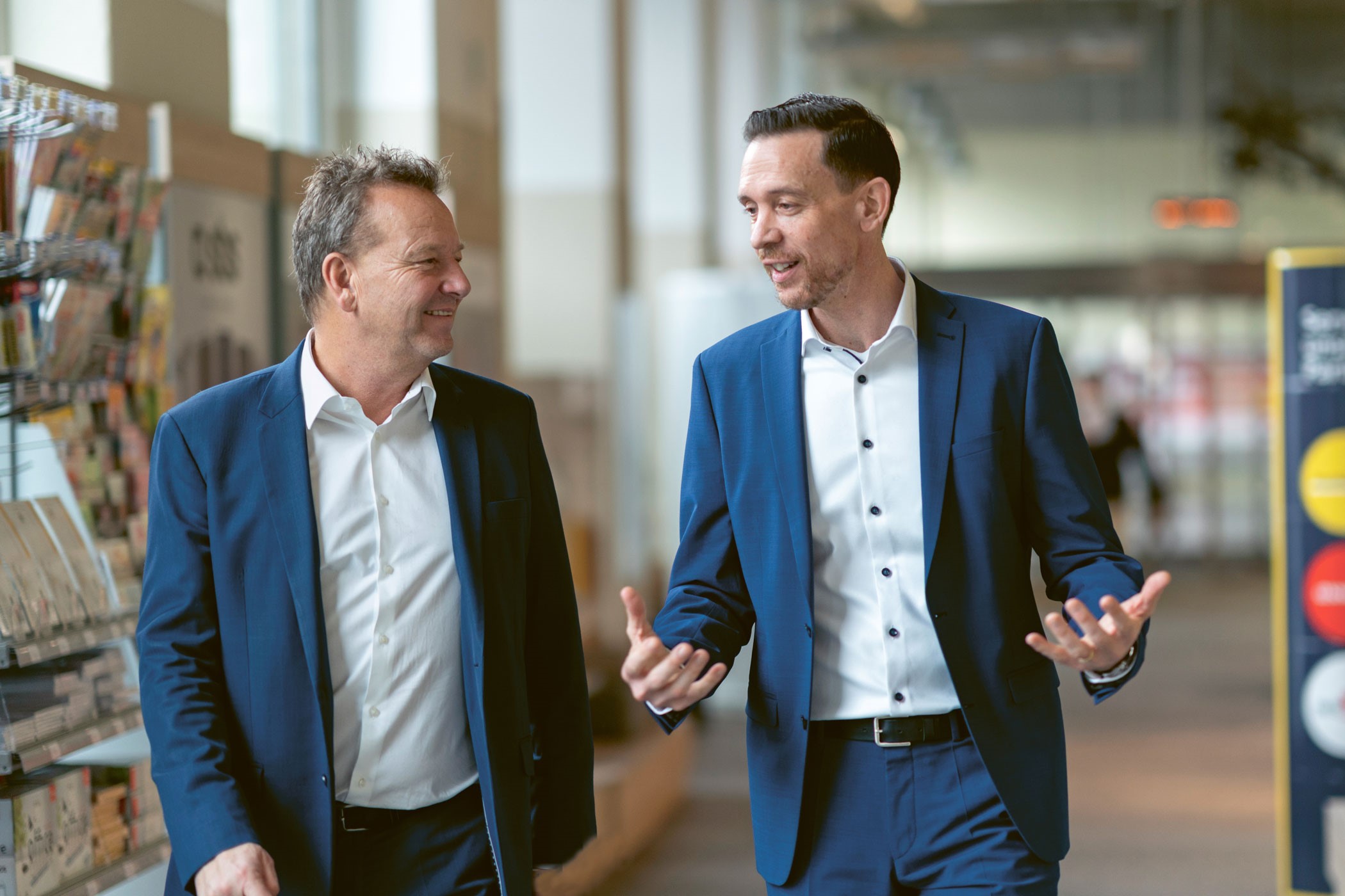 «Wir schaffen ein neues Dienstleistungszentrum in Aarau»: Thomas Baur, Leiter PostNetz, und Roger Brechbühler, Leiter Privat- und Firmenkunden bei der Hypothekarbank Lenzburg.