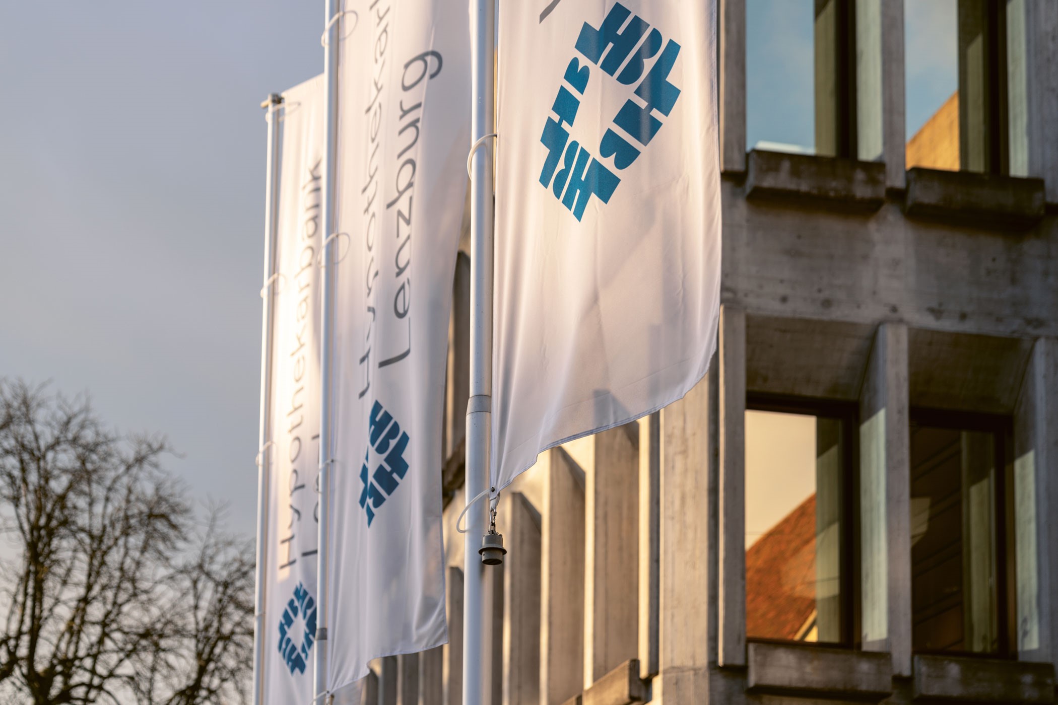 Hypothekarbank Lenzburg Hauptsitz Mit Fahnen