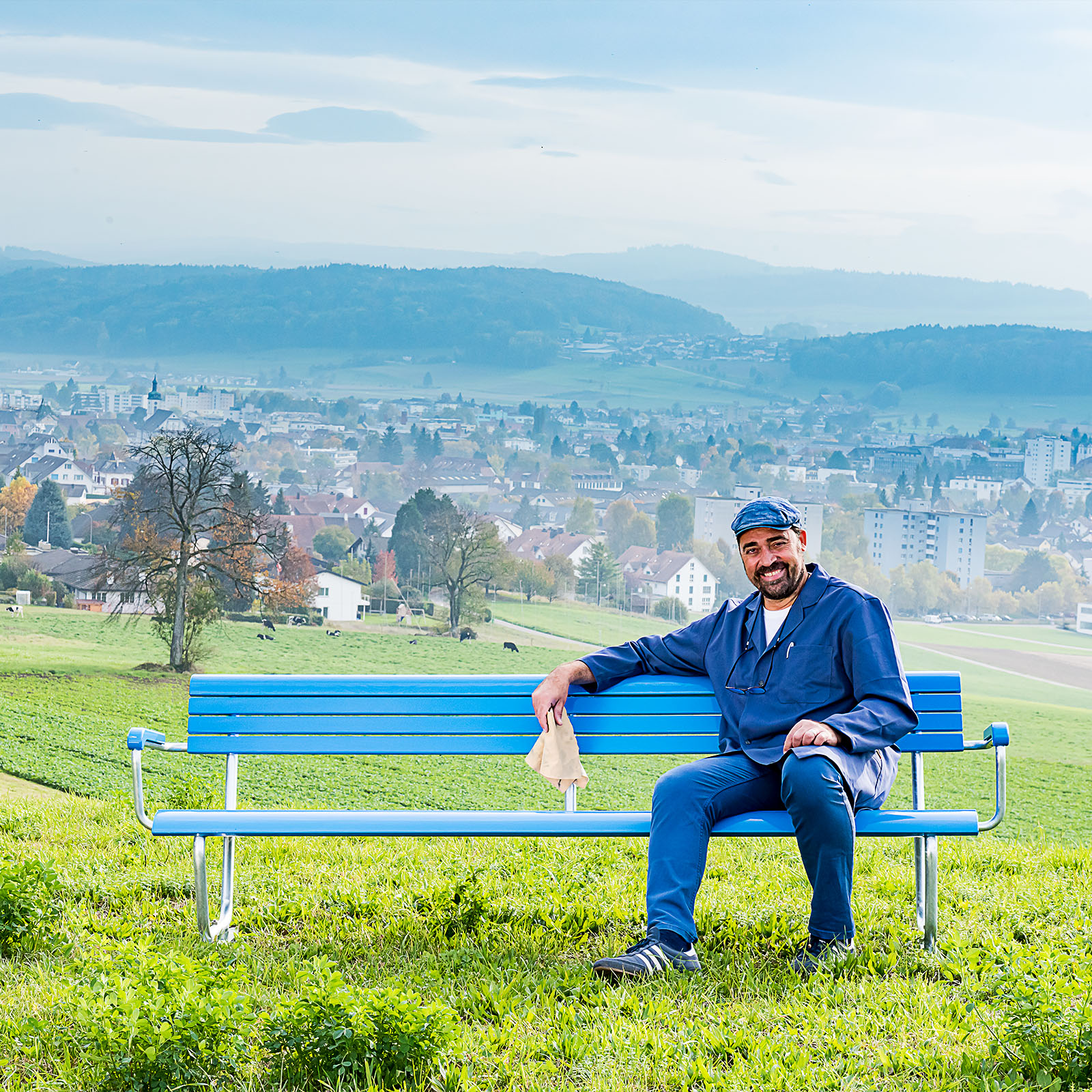 Bank mit Abwart und Wohlen Totale 1600x1600px.jpg