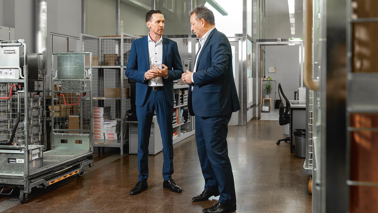Roger Brechbühler und Thomas Baur im Bereich hinter den Kundenschaltern der Postfiliale Aarau