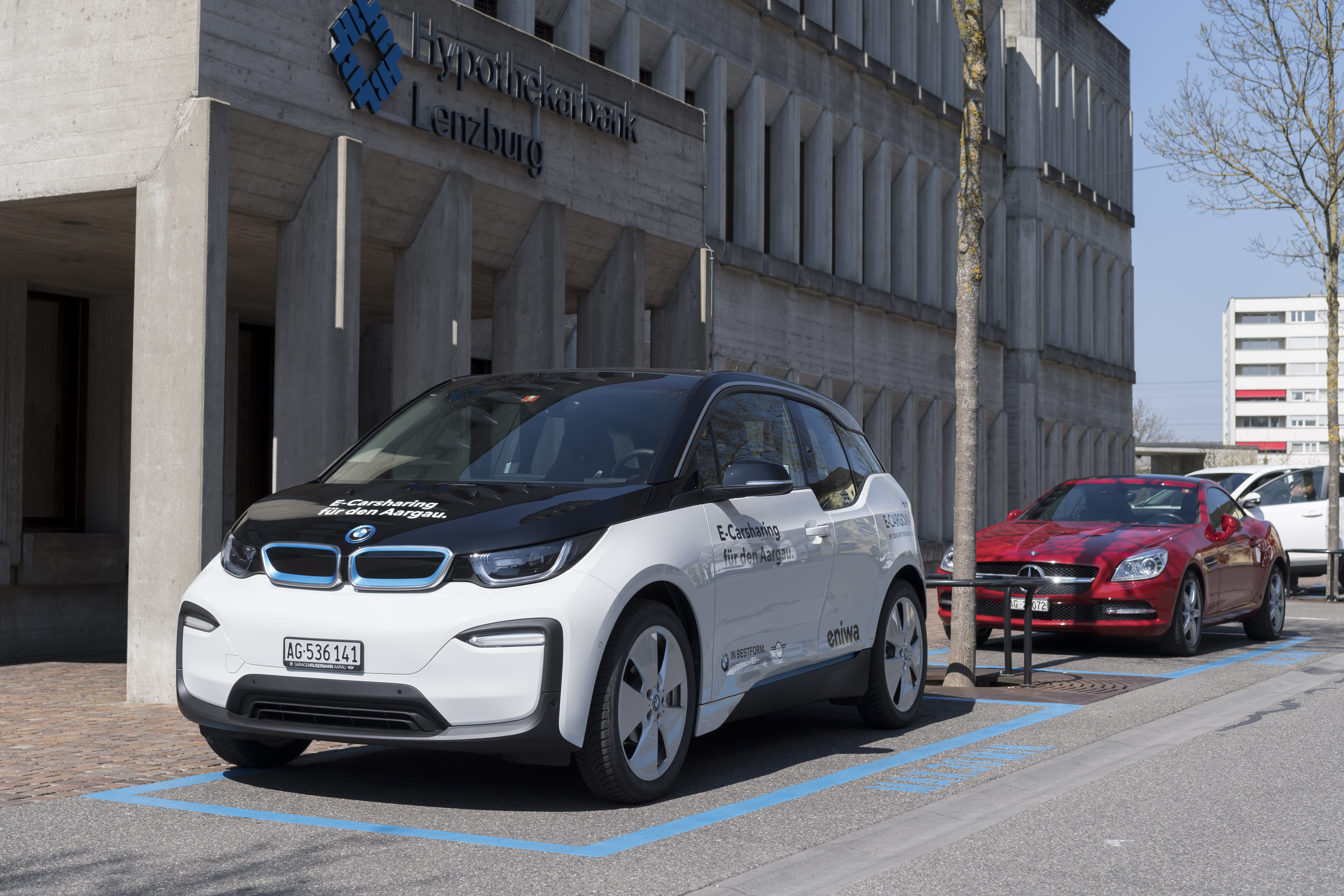 Teil des Nachhaltigkeitskonzept der Hypothekarbank Lenzburg: Ein Elektrofahrzeug von Swiss E-Car vor dem Hauptsitz der Bank in Lenzburg.