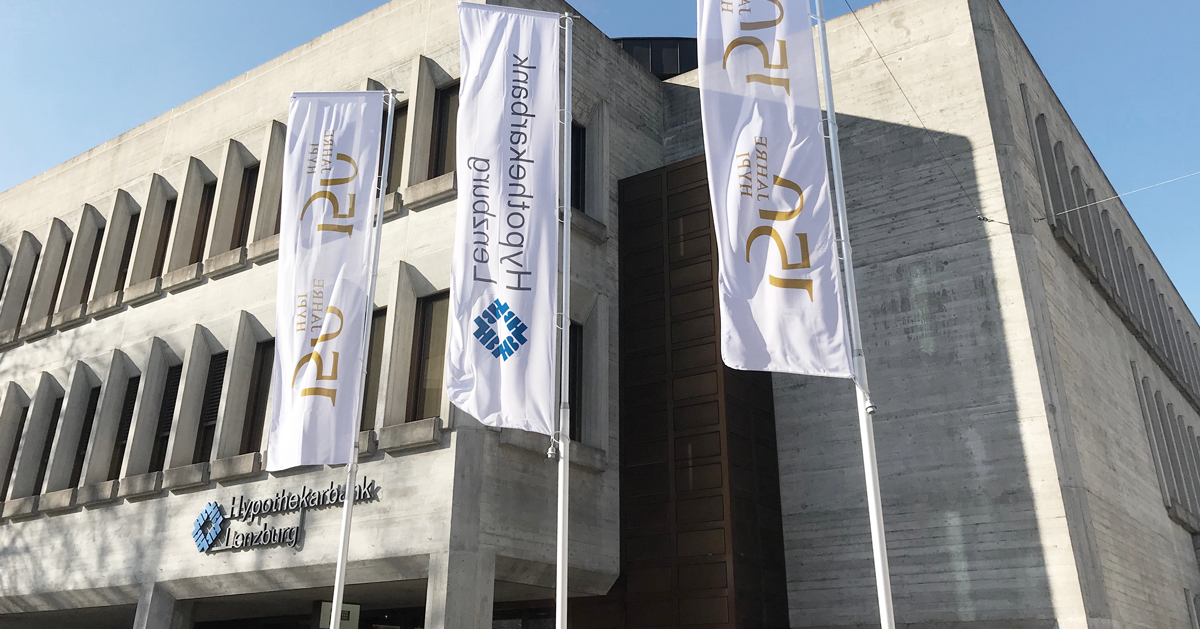 Hauptsitz der Hypothekarbank Lenzburg mit Jubiläumsbeflaggung